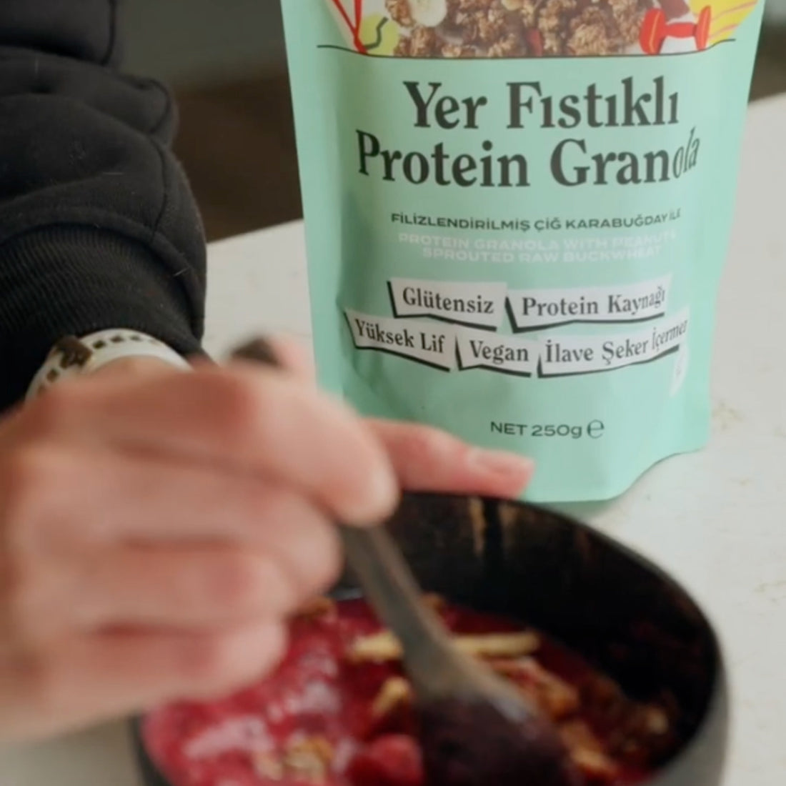 Protein Dolu, Orman Meyveli Granola Kasesi